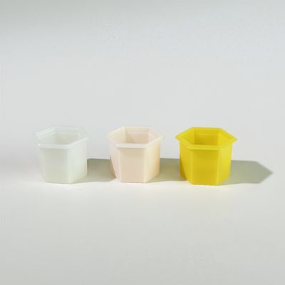 1कॉस्मेटिक के लिए एल्यूमीनियम पन्नी ढक्कन के साथ.3ml हेक्सागन पीपी प्लास्टिक कप