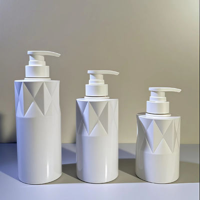 प्रेस पंप और कस्टम लोगो के साथ ग्लासी आकार पीईटी कॉस्मेटिक बोतल 5000pcs MOQ 15-35 दिन डिलीवरी