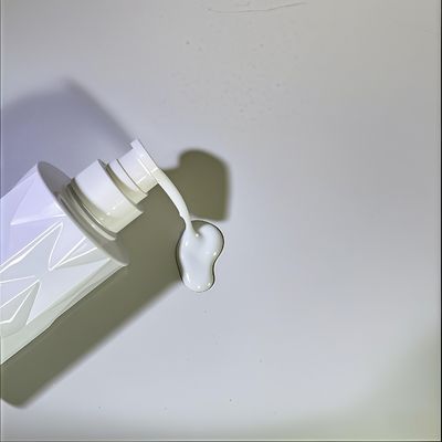 प्रेस पंप और कस्टम लोगो के साथ ग्लासी आकार पीईटी कॉस्मेटिक बोतल 5000pcs MOQ 15-35 दिन डिलीवरी