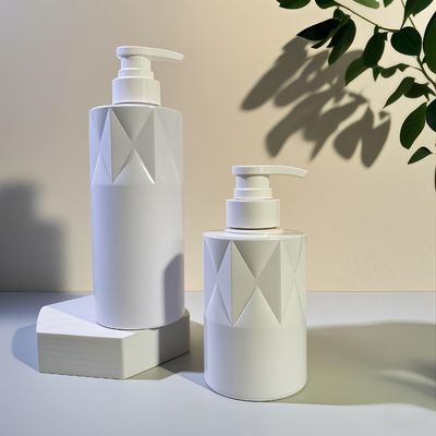 प्रेस पंप और कस्टम लोगो के साथ ग्लासी आकार पीईटी कॉस्मेटिक बोतल 5000pcs MOQ 15-35 दिन डिलीवरी