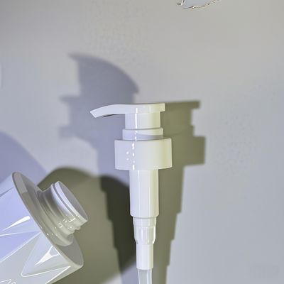 प्रेस पंप और कस्टम लोगो के साथ ग्लासी आकार पीईटी कॉस्मेटिक बोतल 5000pcs MOQ 15-35 दिन डिलीवरी