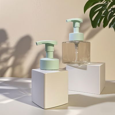 त्वचा देखभाल पैकेजिंग के लिए पीईटी सामग्री और प्रेस पंप के साथ स्क्वायर कॉस्मेटिक लोशन पंप बोतल
