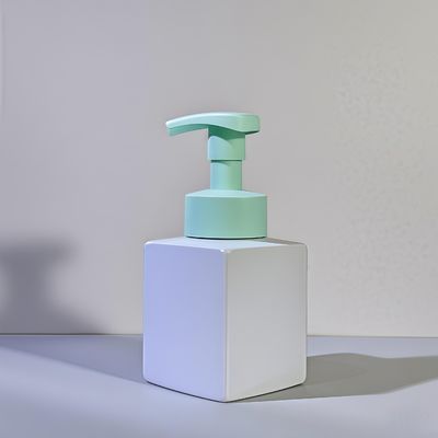 त्वचा देखभाल पैकेजिंग के लिए पीईटी सामग्री और प्रेस पंप के साथ स्क्वायर कॉस्मेटिक लोशन पंप बोतल