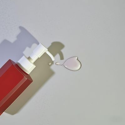 कॉस्मेटिक लोशन या शैम्पू के लिए प्रेस पंप सीलिंग के साथ हेक्सागोनल स्ट्रेट बॉडी पीईटी प्लास्टिक की बोतल 120ml 150ml 200ml क्षमता में