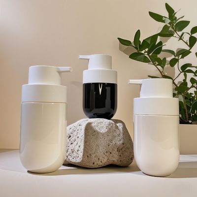 वसा गोल आकार पीईटी कॉस्मेटिक बोतल प्रेस पंप और सौंदर्य पैकेजिंग के लिए कस्टम रंग रेशम स्क्रीन प्रिंटिंग के साथ