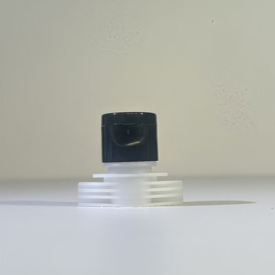 लचीले सैनिटाइजर और कॉस्मेटिक पैकेजिंग के लिए 16 मिमी स्पूट के साथ पोर्टेबल और टिकाऊ 3 मिमी फ्लिप टॉप स्क्रू कैप
